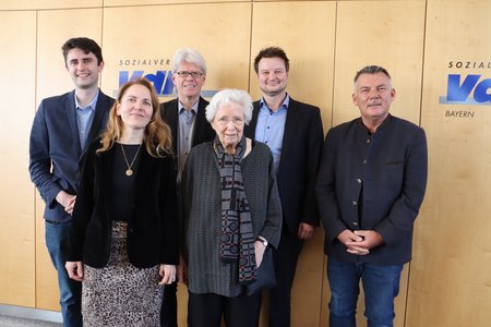 Gruppenbild mit der Leiterin des Sozialpolitischen Ausschusses, Ulrike Mascher. Von links: Referent Johannes Brettner, die Leiterin der Abteilung Sozialpolitik beim VdK Bayern Claudia Spiegel, VdK-Landesgeschäftsführer Michael Pausder, Ulrike Mascher, stellvertretender VdK-Lan¬desgeschäftsführer Marian Indlekofer und Referent Christian Bredl. Alle Personen lächeln und blicken in die Kamera.