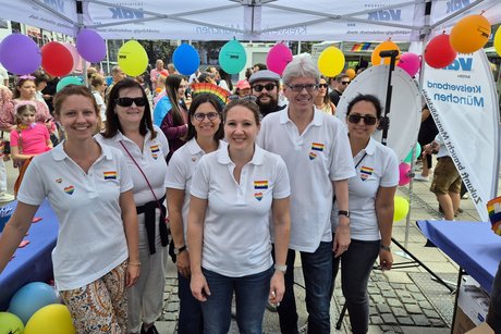 Mitarbeitende und VdK-Landesgeschäftsführer Michael Pausder stehen vor dem Infostand des Kreisverbands München.