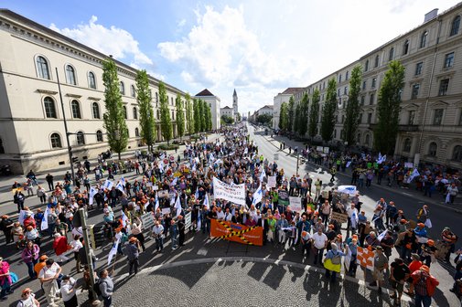 Die Demonstrierenden auf der Ludwigstra&szlig;e vor dem Siegestor.