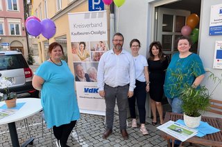 Auf dem Foto sieht man die Mitarbeitenden der VdK-Kreisgeschäftsstelle Kaufbeuren-Ostallgäu vor einem Infostand.