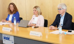 Pressesprecherin Dr. Bettina Schubarth, Landesvorsitzende Verena Bentele und Landesgeschäftsführer Michael Pausder ziehen auf der Sommerpressekonferenz sozialpolitische Bilanz. 