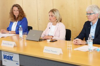 Pressesprecherin Dr. Bettina Schubarth, Landesvorsitzende Verena Bentele und Landesgeschäftsführer Michael Pausder ziehen auf der Sommerpressekonferenz sozialpolitische Bilanz. 