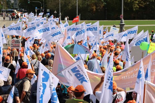 VdK-Fahnenmeer mitten in M&uuml;nchen: Der Demonstrationszug startete auf dem K&ouml;nigsplatz.