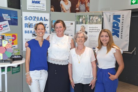 Auf dem Foto sieht man (von links) Jenny Bachmeier (Sozialrechtsberaterin), Alexandra Spatschek (Verwaltung), Karin Zink (Ehrenamt Kassiererin Kreisvorstand und Orstvorsitzende) auf dem VdK-Aktionstag des KV Rhön-Grabfeld.