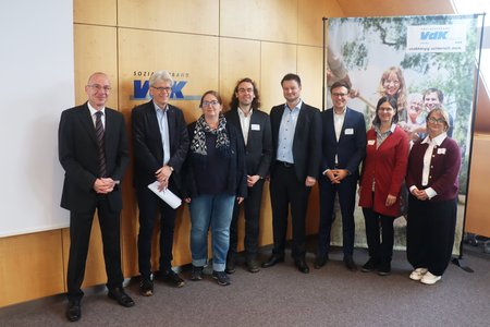 Die Gastgeber des VdK Bayern mit den Referentinnen und Referenten (von links): Mario Wierick, Jobcenter München, VdK-Landesgeschäftsführer Michael Pausder, Integrationsfachberaterin Dr. Swenja Greska, Daniel Overdiek, Leiter der Rechtsabteilung des VdK Bayern, stellvertretender VdK Landesgeschäftsführer Marian Indlekofer sowie Jan Gerspach, Ulrike Stemmer und Dorota Zellner vom Ressort „Leben mit Behinderung“ des VdK Bayern.