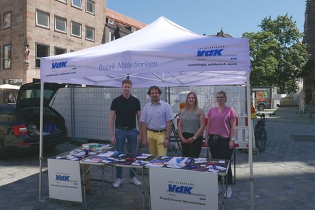 Info-Stand des Kreisverbands Nürnberg mit (von links) Kreisgeschäftsführer Alexander Weik-Endres, Viktor Strogies (stellvertretender Kreisvorsitzender), Tamara Nützel (stellvertretende Kreisgeschäftsführerin) und Kerstin Rauch (Mitarbeiterin der Geschäftsstelle).