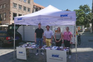 Info-Stand des Kreisverbands Nürnberg mit (von links) Kreisgeschäftsführer Alexander Weik-Endres, Viktor Strogies (stellvertretender Kreisvorsitzender), Tamara Nützel (stellvertretende Kreisgeschäftsführerin) und Kerstin Rauch (Mitarbeiterin der Geschäftsstelle).