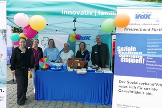 Info-Stand bei der Veranstaltung „Herzenssache – Lebenszeit“ des Klinikums Fürth, das über Diabetes, Schlaganfall und Herzschwäche informierte: Kreisgeschäftsführerin Anja Goldmann (links) mit ihren Team sowie Andreas Graf (rechts) vom VdK Bezirk Mittelfranken.