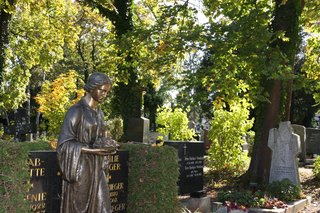 Auf dem Foto sieht man verschiedene Grabsteine des Zentralfriedhofs in Regensburg.