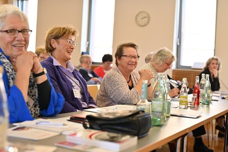 Auf dem Foto sieht man die Teilnehmerinnen der Landesfrauenkonferenz. 