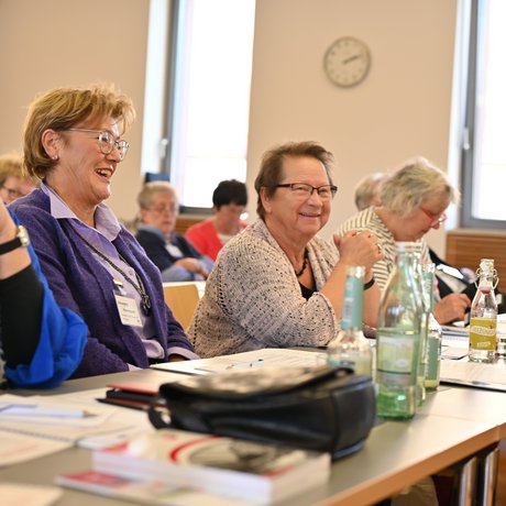 Auf dem Foto sieht man die Teilnehmerinnen der Landesfrauenkonferenz. 