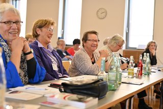 Auf dem Foto sieht man die Teilnehmerinnen der Landesfrauenkonferenz. 