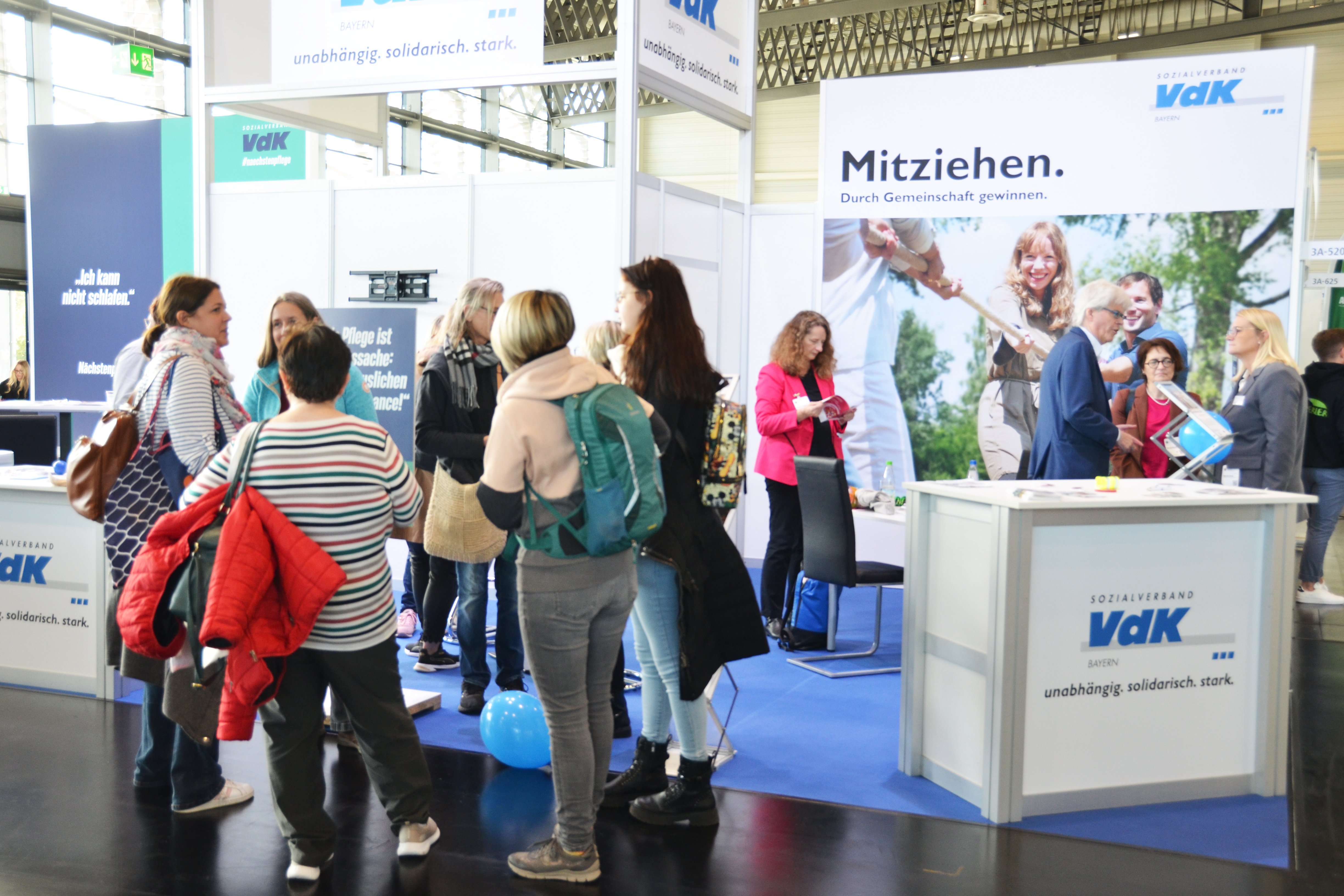 Besucherinnen und Besucher kamen an den Messestand des VdK Bayern.