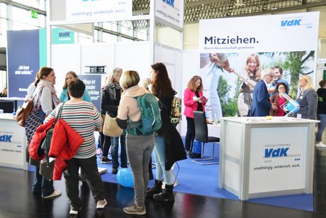 Besucherinnen und Besucher kamen an den Messestand des VdK Bayern.