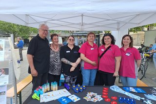 Auf dem Foto sieht man die Haupt- und Ehrenamtlichen des Kreisverbands Erlangen-Höchstadt an einem Info-Stand.