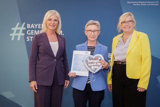 Von links: Sozialministerin Ulrike Scharf, Verena Dürr und die Beauftragte der Bayerischen Staatsregierung für das Ehrenamt, Gabi Schmidt.