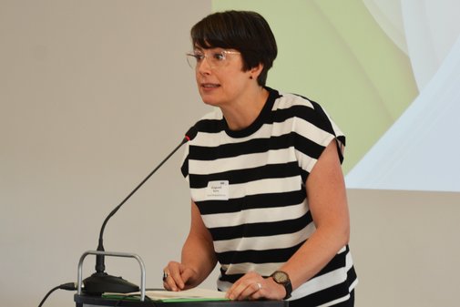 Katrin Gutgesell, Bereichsleitung, FrauenTherapieZentrum München, während ihres Vortrags.