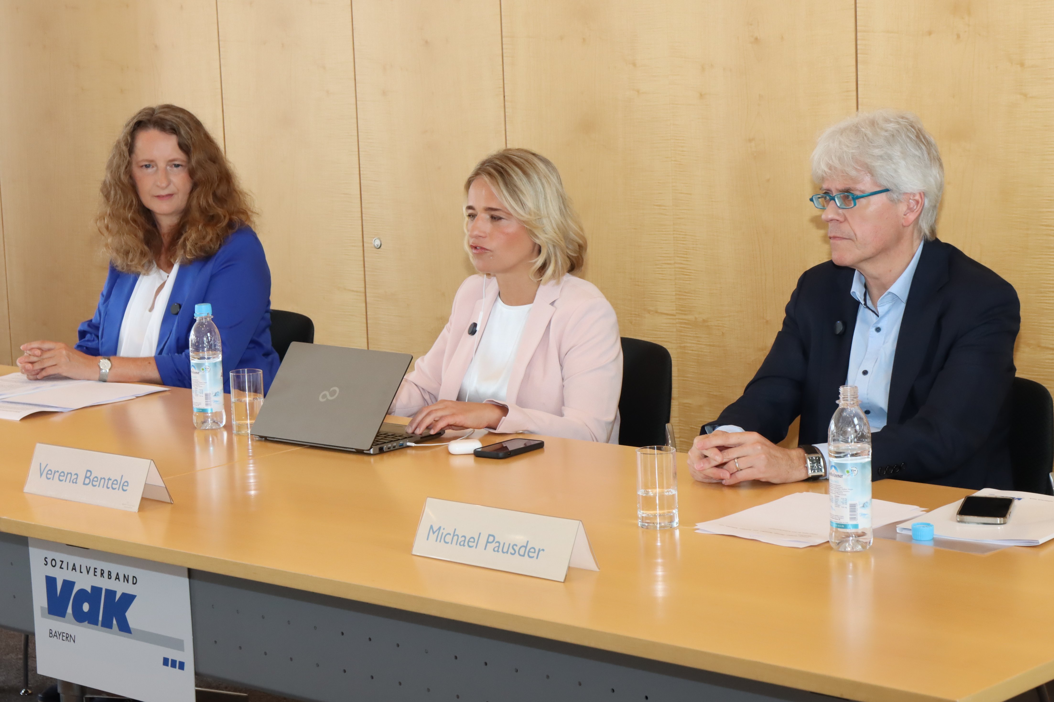 Auf dem Foto sieht man (von links): Pressesprecherin Dr. Bettina Schubarth, VdK-Landesvorsitzende und VdK-Präsidentin Verena Bentele sowie VdK-Landesgeschäftsführer Michael Pausder auf der Sommerpressekonferenz des VdK Bayern in München.