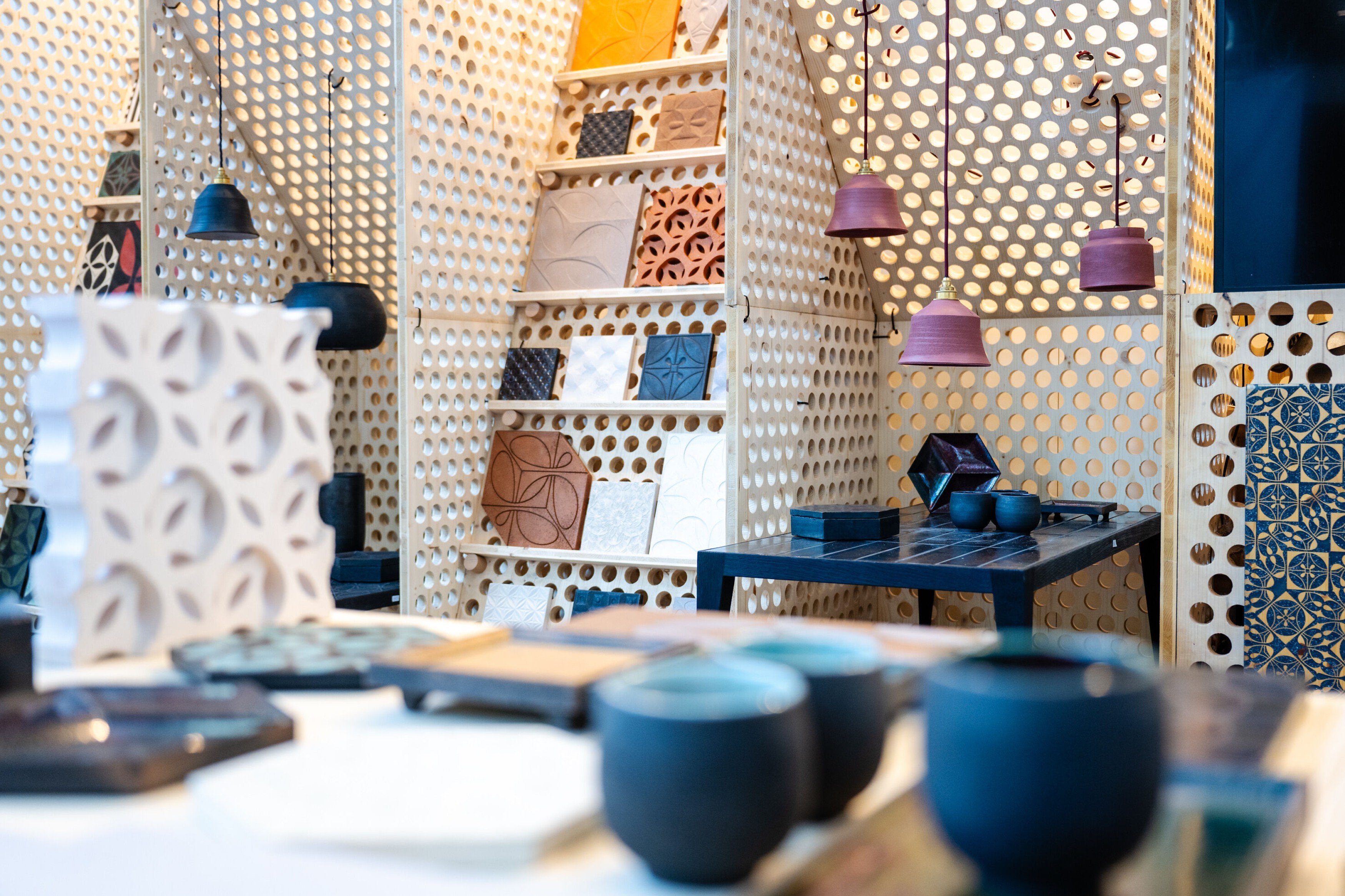 Man sieht einen Stand mit verschiedenen Kunstgegenst&auml;nden aus Keramik. 