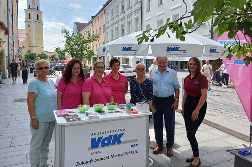 Mit dabei am VdK-Infostand (von links): Frau Volkmer, Helga Gläßer, Michaela Passenheim, Christine Mader, ein VdK-Mitglied, Wilhelm Wagenpfeil und Andrea Knott.