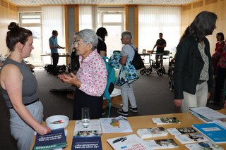 Auf dem Foto sieht man Besucherinnen und Besucher sowie Mitarbeitende des VdK Bayern beim Aktionstag zum Thema Pflege in der VdK-Landesgeschäftsstelle in München.