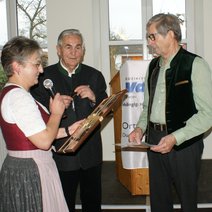 Dem Ehrenvorsitzenden wird eine Collage überreicht