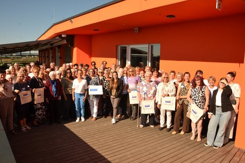 Die Teilnehmerinnen der VdK-Landesfrauenkonferenz stehen draußen auf einer Terrasse nebeneinander. 