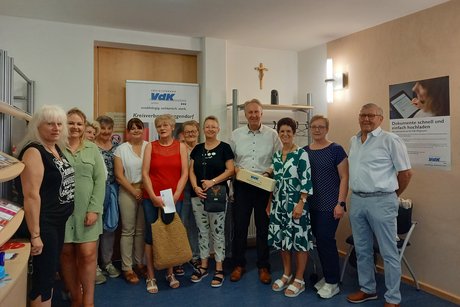 Auf dem Foto sieht man Besucherinnen und Besucher sowie Haupt- und Ehrenamtliche des VdK Bayern in der Kreisgeschäftsstelle Deggendorf.