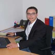 Sozialrechtsvertreter Sebastian Humbs am Schreibtisch