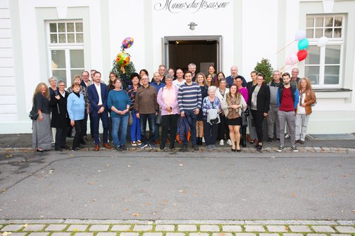 Gruppenfoto mit Dimetria-Geschäftsführer Matthias Otto und Dimetria-Prokuristin Gabriele Fendl (vorne in der Mitte, von rechts) mit Mitarbeiterinnen und Mitarbeitern der Dimetria.
