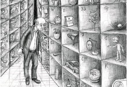 Bleistiftzeichnung aus der Graphic Novel &bdquo;Im Demenzlabyrinth&ldquo;: Ein Mann steht vor zwei hohen Regalf&auml;chern mit r&auml;tselhaften Symbolen und Gegenst&auml;nden. Die Regale stehen zueinander in einem spitzen Winkel, so dass der Raum sehr eng wirkt. 