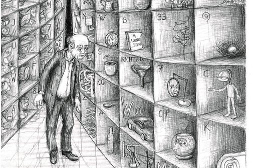 Bleistiftzeichnung aus der Graphic Novel „Im Demenzlabyrinth“: Ein Mann steht vor zwei hohen Regalfächern mit rätselhaften Symbolen und Gegenständen. Die Regale stehen zueinander in einem spitzen Winkel, so dass der Raum sehr eng wirkt.