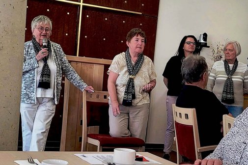 Ehrenamtliche und Mitglieder des OV Eckental sind gemeinsam in einem Caf&eacute;. 