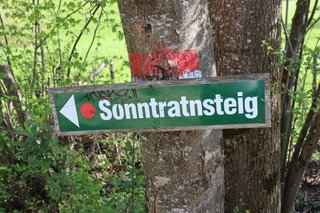 Wegweiser an der Strecke mit dem Schriftzug "Sonnmtratnsteig".