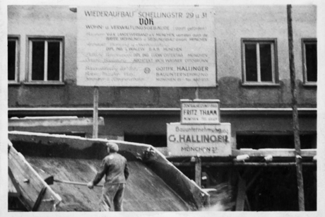 Auf dem Foto sieht man das VdK-Haus im Baustellenzustand des Gründungsjahres. Das Foto ist in schwarz-weiß.