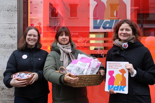 Die VdK-Mitarbeiterinnen (von links) Lea Perraut, Inken Pollmann und Eva Hochreuther verteilten Brezen an Passantinnen und Passanten.