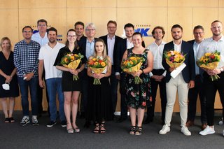 Gruppenfoto von den Absolventinnen und Absolventen des VdK Bayern mit ihren Ausbildern und Personalverantwortlichen (von links): Anja Scheffel-Meistel, Kai Kellershohn, Franz Herrmann, Steve Metz, Amelie Krißmer, Carsten Vetter, Michael Pausder, Annika Wich, Robert Otto, Marian Indlekofer, Corinna Eder, Daniel Overdiek, Marin Stimac, Christian Eisenried und Moritz Kraut.