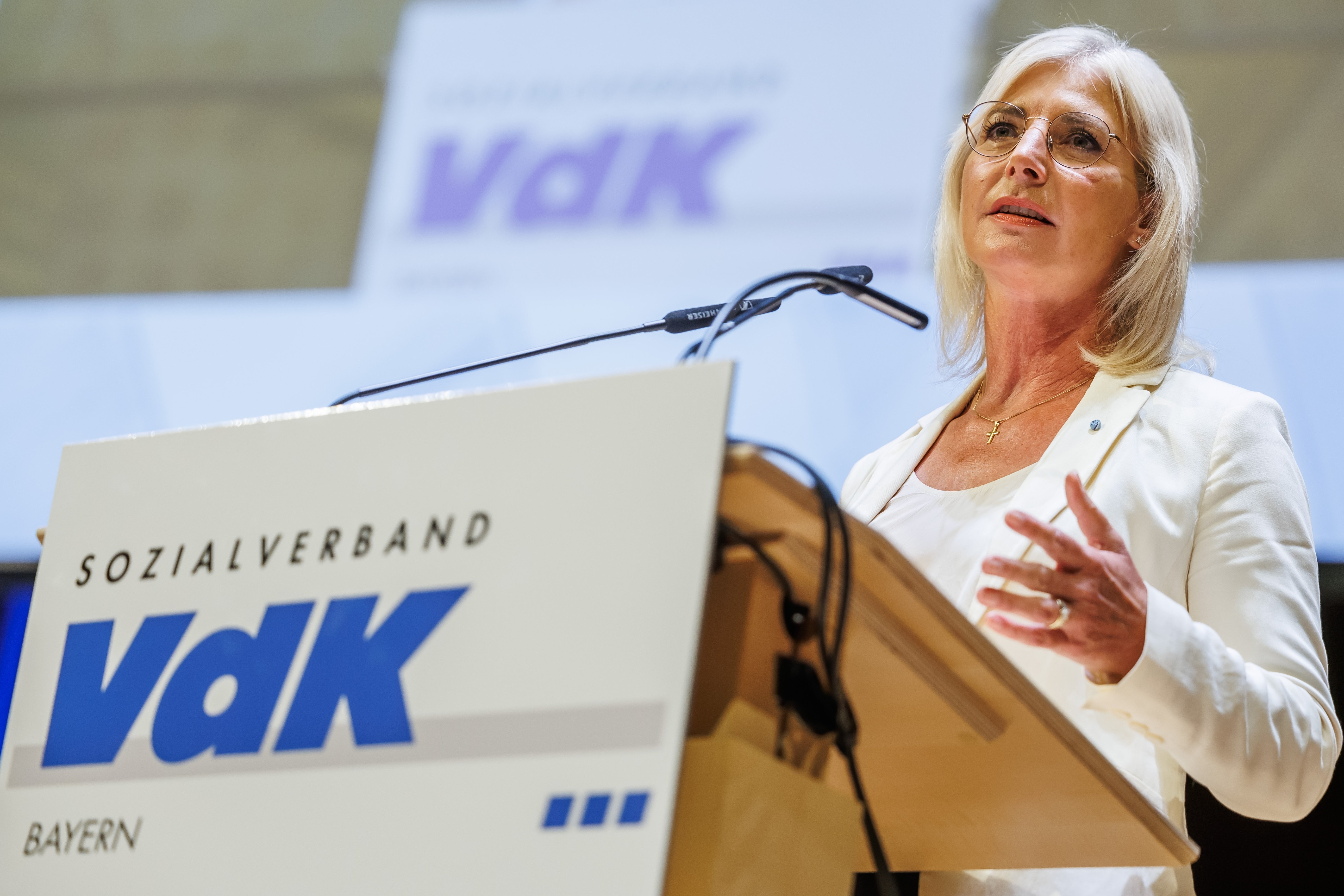 Sozialministerin Ulrike Scharf spricht bei einer VdK-Veranstaltung zur Landtagswahl am Podium.