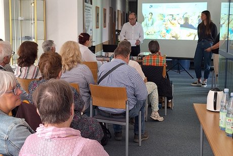 Tag der offenen Tür im Kreisverband Neustadt Aisch/Bad Windsheim - mit Vorträgen zum Thema Pflege. Kreisgeschäftsführer Markus Stummer (Mitte) hieß die viele Gäste sowie die beiden Referentinnen, Frau Maike Nenner Fachstelle von der Fachstelle für Demenz und Katherina Götz von der Gerontopsychiatrischen Fachkoordination, willkommen.