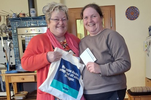 Stephy Steinhauser (links) mit einer Frau bei ihrer HWH-Spendensammlung im oberbayerischen Ortsverband Dietramszell.