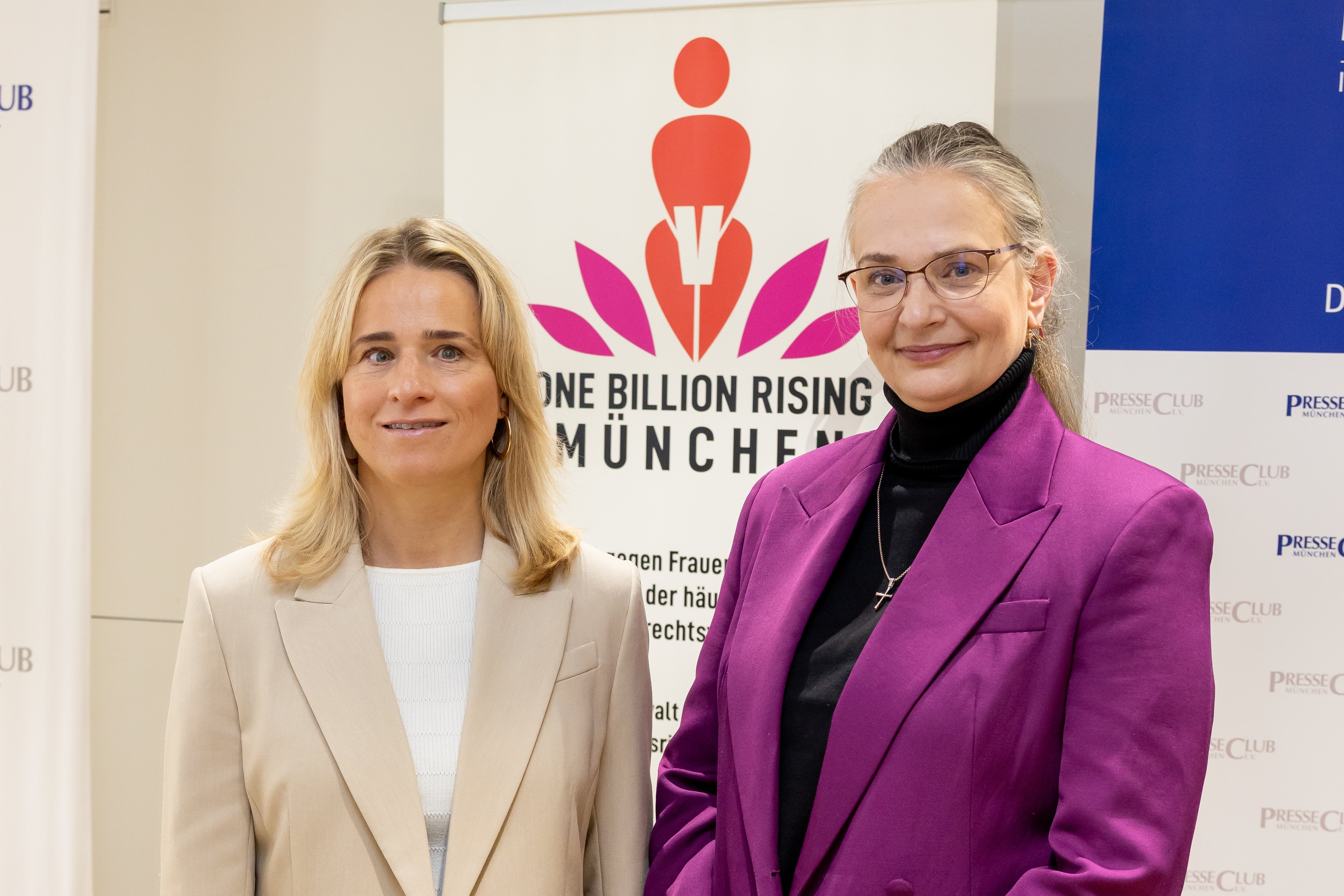 Verena Bentele (links) mit Romy Stangl vom Vorstand des Vereins One Billion Rising auf der Pressekonferenz in M&uuml;nchen.