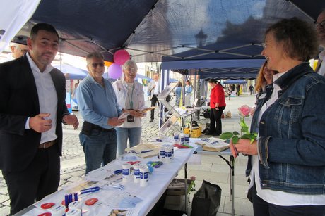 Mitarbeitende des Kreisverbands Coburg und Besucherinnen und Besucher am Infostand in der Coburger Innenstadt.