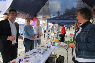 Mitarbeitende des Kreisverbands Coburg und Besucherinnen und Besucher am Infostand in der Coburger Innenstadt.