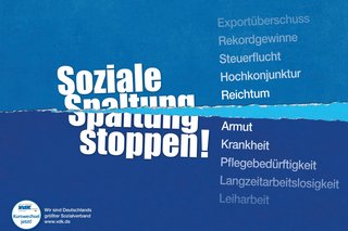 Plakat der VdK-Kampagne "Soziale Spaltung stoppen!". Links steht: "Soziale Spaltung stoppen!". Rechts daneben sind die Wörter Exportüberschuss, Rekordgewinne, Steuerflucht, Hochkonjunktur, Reichtum, Armut, Krankheit, Pflegebedürftigkeit, Langzeitarbeitslosigkeit und Leiharbeit untereinander aufgelistet.