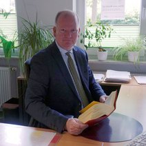 Sozialrechtsvertreter Werner Hauser am Schreibtisch