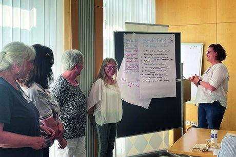 Das Foto zeigt Teilnehmerinnen bei einer Schulung für Ehrenamtliche des VdK Bayern. Sie stehen vor einer Pinwand.