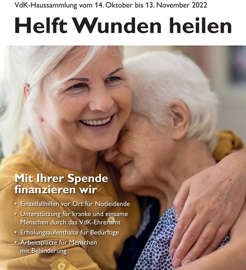Plakat der VdK-Spendensammlung "Helft Wunden heilen" aus dem Jahr 2022. Auf dem Plakat sieht man zwei Frauen. Eine davon h&auml;lt die andere in den Armen. 