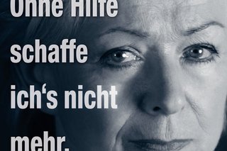 VdK-Plakat zur Forderung einer Pflegereform 2014. Darauf steht: Ohne Hilfe schaffe ichs nicht mehr. Man sieht ein schwarz-weiß-Foto einer Frau.