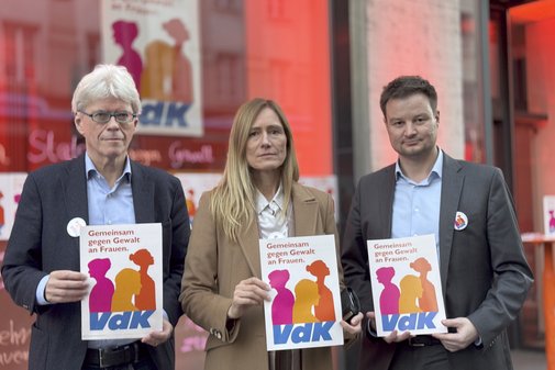 Sagen Nein zu Gewalt gegen M&auml;dchen und Frauen (von links): Michael Pausder, Ingrid M&uuml;ller und Marian Indlekofer. 