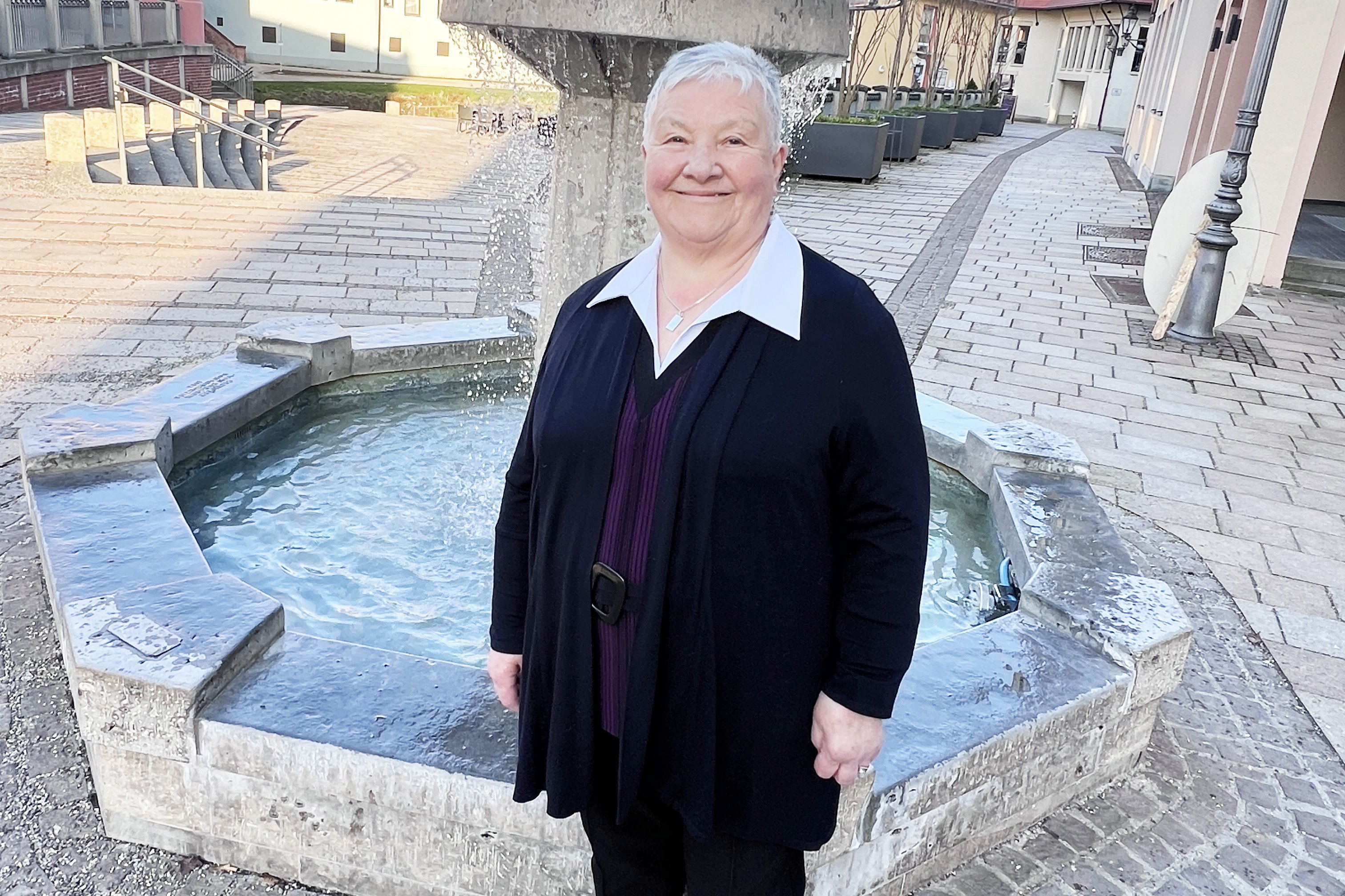 Letka Resanovic steh vor einem Brunnen.